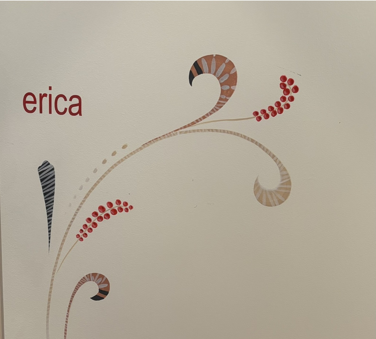 Camera Erica - dettaglio del nome dipinto a mano sulla parete