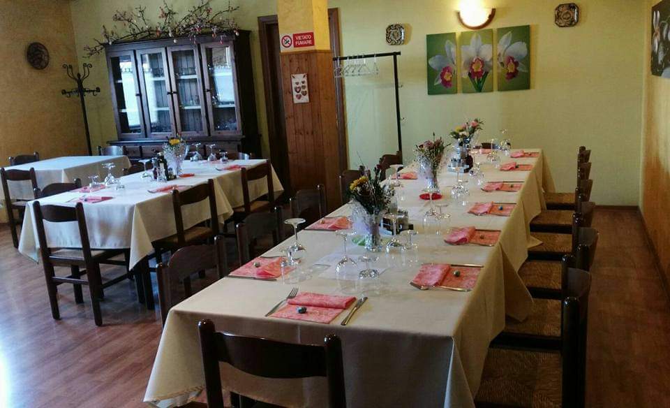 Sala interna con tavoli apparecchiati