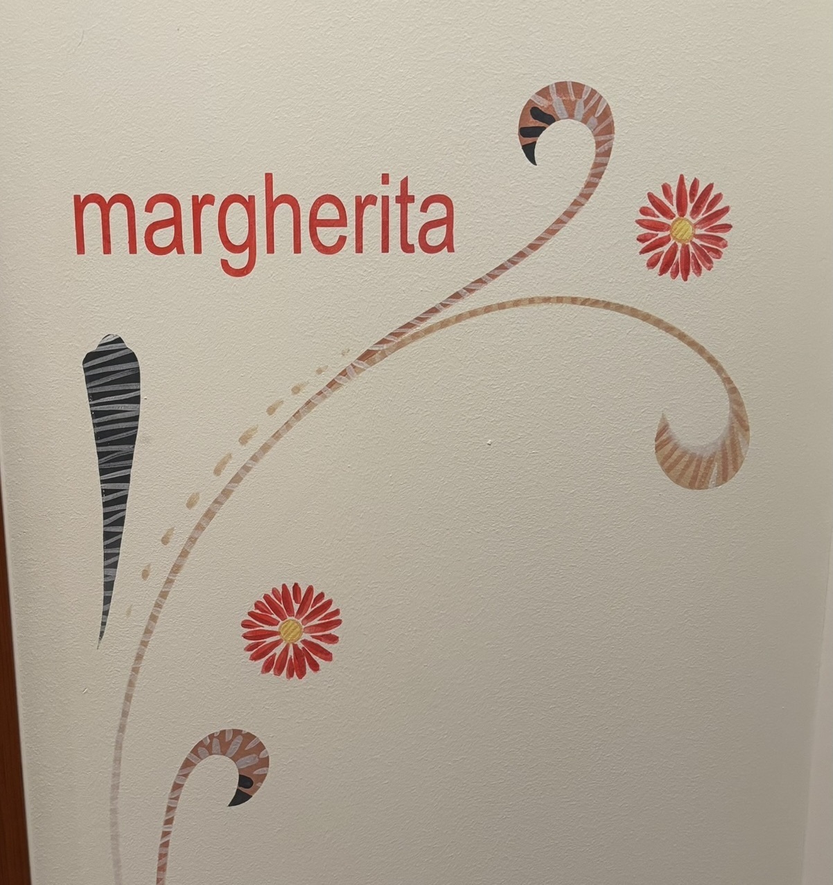 Camera Margherita - dettaglio del nome dipinto a mano sulla parete