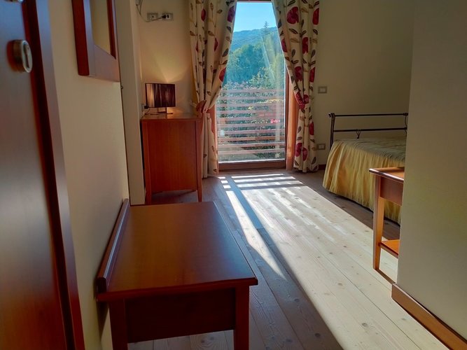 Camera Margherita - letto matrimoniale con testiera in ferro battuto