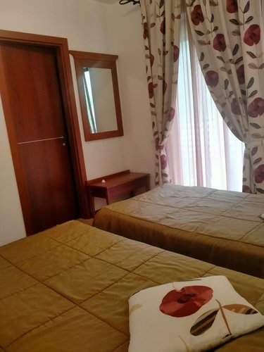 Camera Primula - vista interna con scrivania e specchio