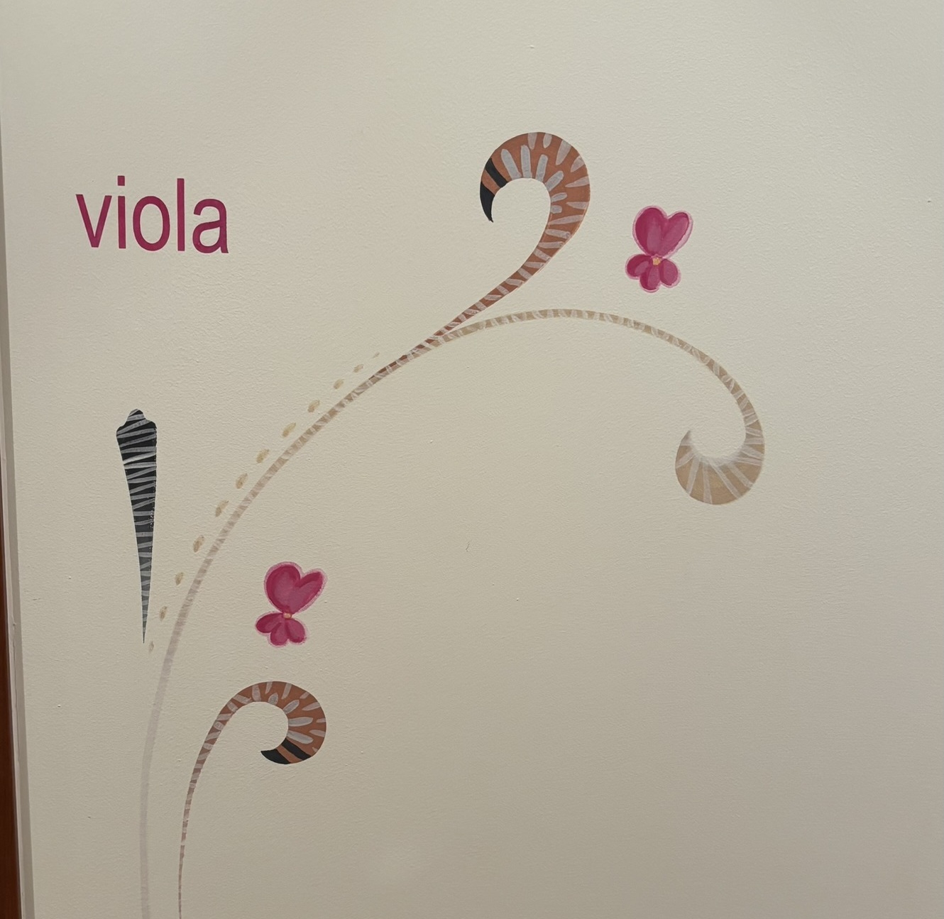 Camera Viola - dettaglio del nome dipinto a mano sulla parete