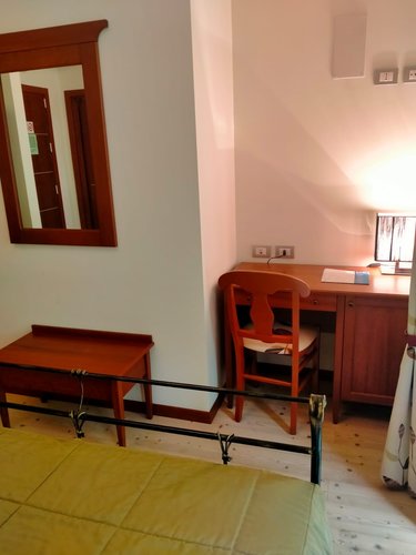 Camera Viola - angolo scrivania e specchio