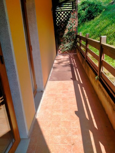 Camera Viola - lunga terrazza con vista sul verde