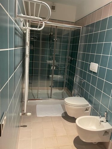 Camera Viola - bagno privato con box doccia e finiture blu